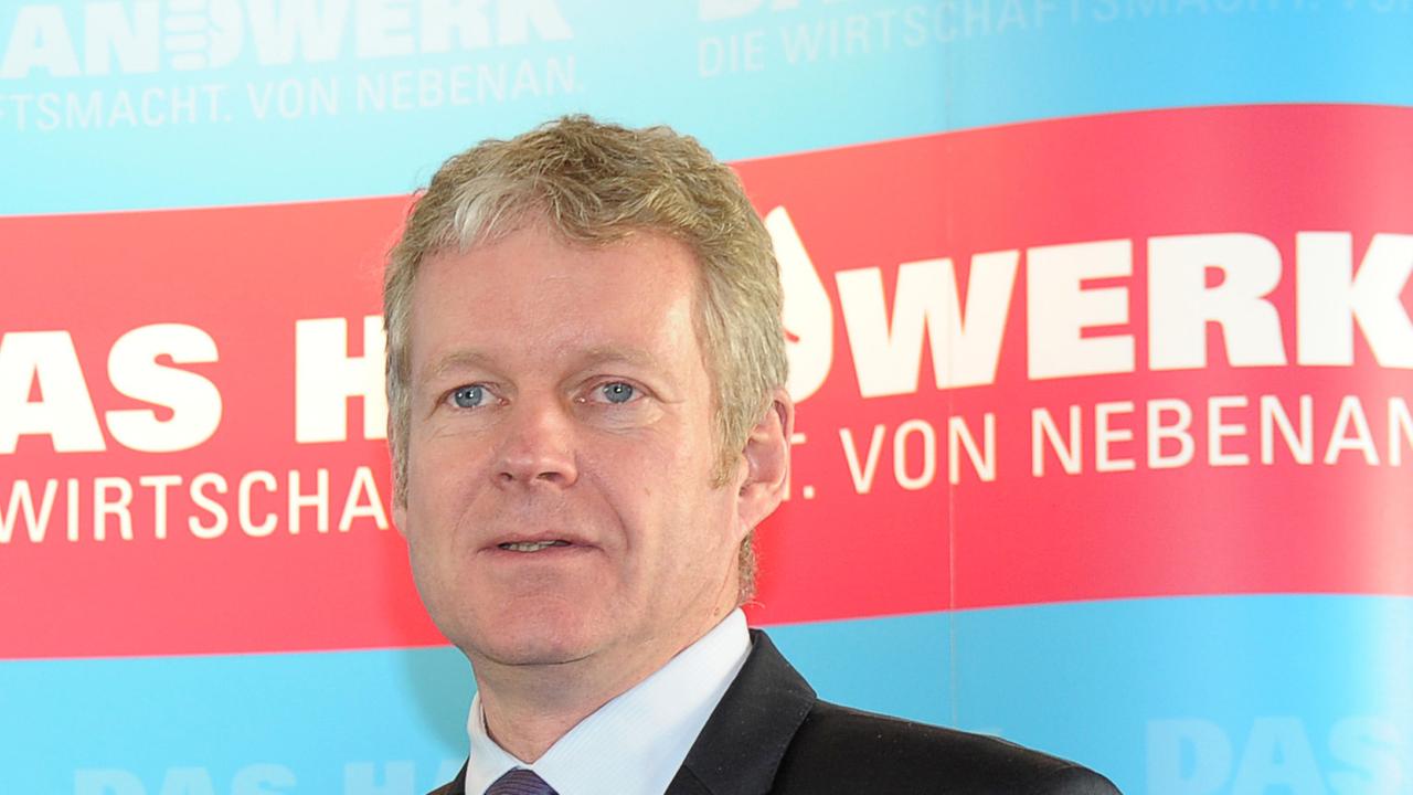 Holger Schwannecke steht vor einem Schild mit der Aufschrift "Das Handwerk"