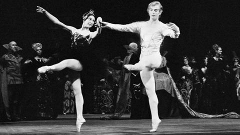 Margot Fonteyn und Rudolf Nurejew tanzen 1964 im Ballett "Schwanensee" Ballett in der Wiener Staatsoper