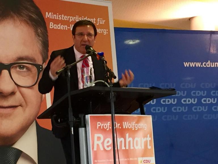 Der CDU-Politiker Wolfgang Reinhart – ein smarter, braungebrannter fast 60-Jähriger mit kurzem, tiefschwarzem Haar – während einer Wahlveranstaltung.