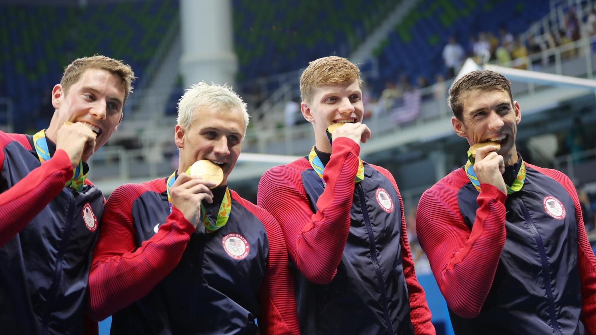 Die US-Staffel gewann Gold über 4 mal 200 Meter Freistil.