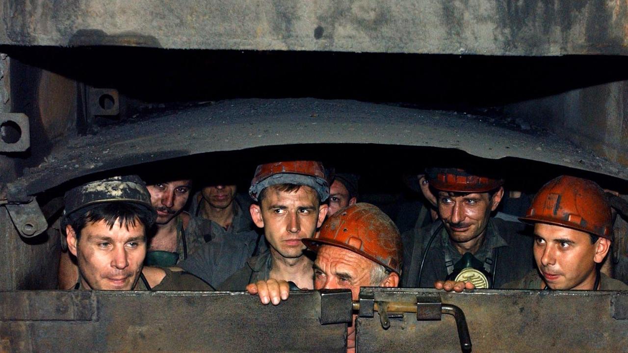 Arbeiter im der ostukrainischen Kohlebergwerk Sasjado fahren im Jahr 2002 in einem Aufzug in die Grube