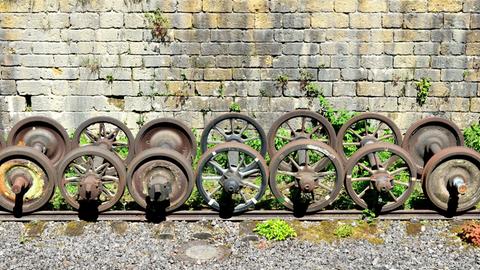 Historische Radsätze von Dampflokomotiven liegen am 06.05.2018 im Minett Park Fond-de-Gras bei Niederkorn (Luxemburg) auf den Gleisen.