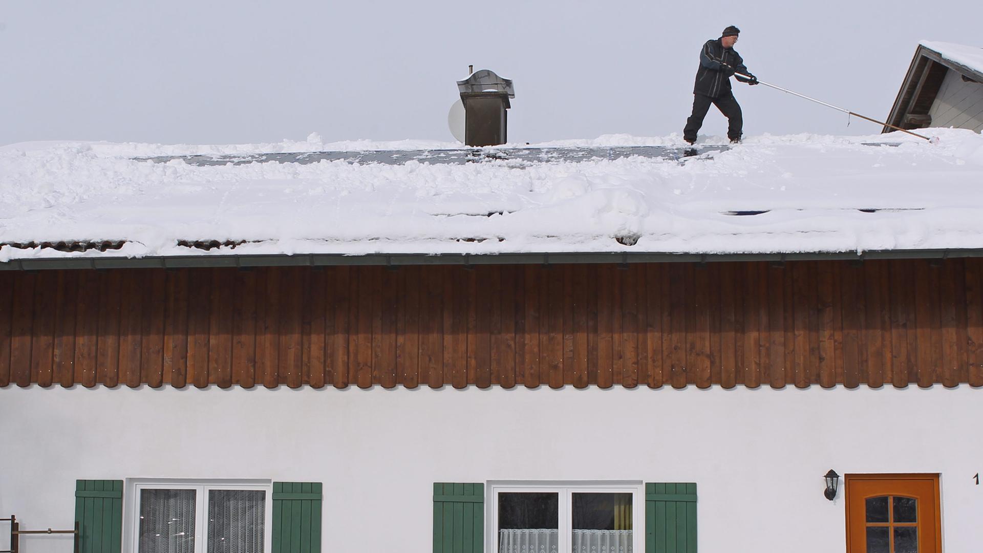 Ein Mann befreit am Samstag (27.11.2010) in Wengen im Allgäu (Schwaben) die Solarzellen auf dem Dach seines Hauses vom Schnee. Winterlich ist das Wetter im Südwesten Deutschlands. Foto: dpa/lby/lsw Ein Mann befreit am Samstag (27.11.2010) in Wengen im Allgäu (Schwaben) die Solarzellen auf dem Dach seines Hauses vom Schnee. Winterlich ist das Wetter im Südwesten Deutschlands. Foto: dpa/lby/lsw
