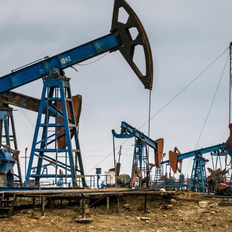 Ölfelder außerhalb von Aserbaidschans Hauptstadt Baku am Kaspischen Meer im März 2019