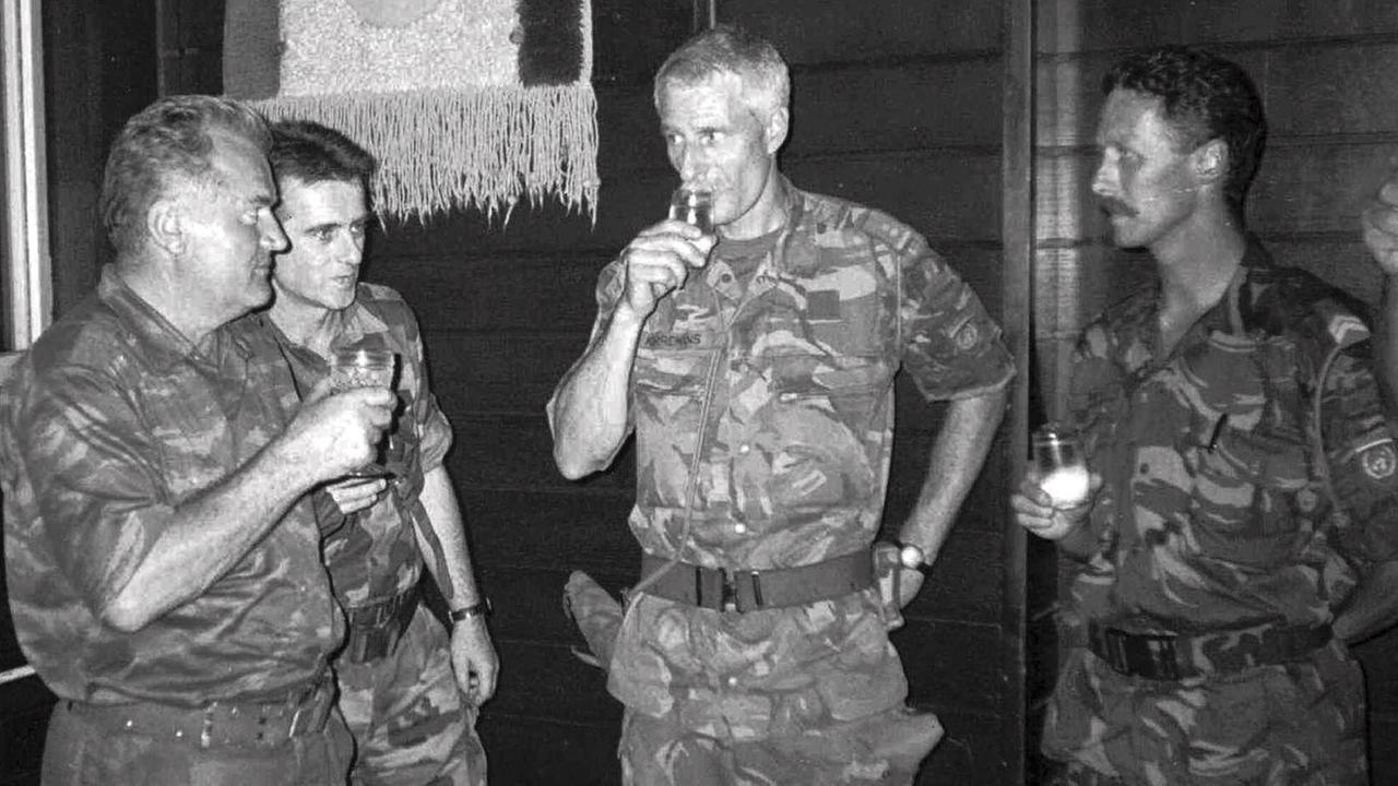 Potocari: General Ratko Mladic (links) stößt mit dem niederländischen Offizier Thomas Karremans an (ganz rechts) (12. Juli 1995)