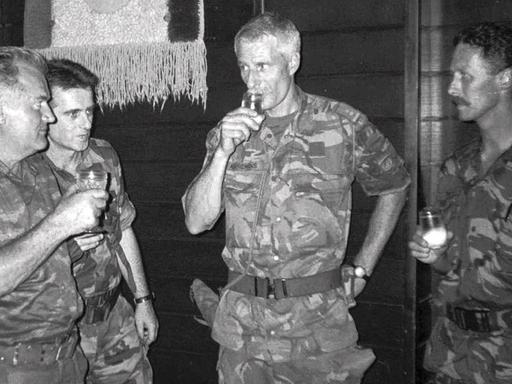 Potocari: General Ratko Mladic (links) stößt mit dem niederländischen Offizier Thomas Karremans an (ganz rechts) (12. Juli 1995)