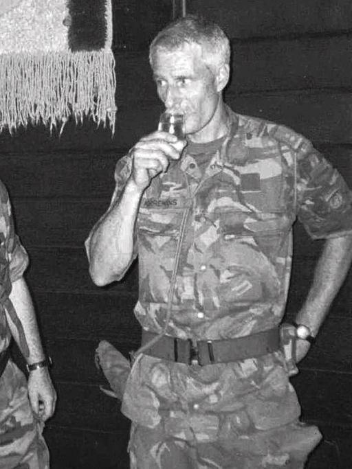 Potocari: General Ratko Mladic (links) stößt mit dem niederländischen Offizier Thomas Karremans an (ganz rechts) (12. Juli 1995)
