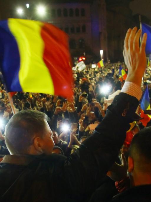 Klaus Johannis wird nach seiner Wahl in Bukarest gefeiert