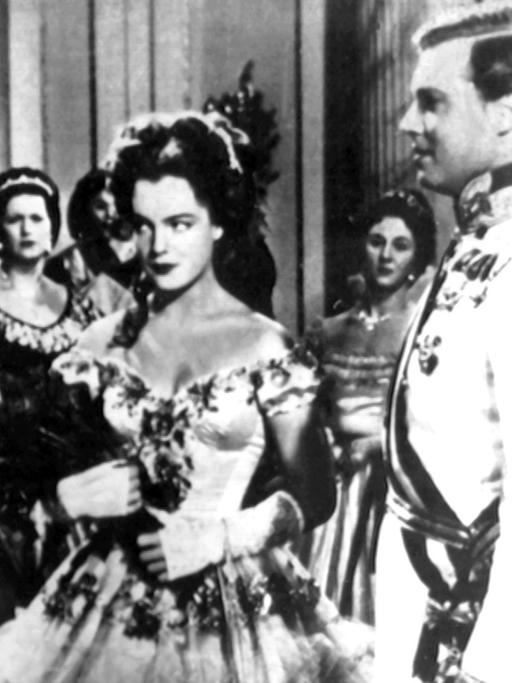 Als liebenswerter Kaiser Franz-Josef (r) schrieb Karlheinz Böhm mit der "Sissi"-Trilogie (1955 - 1957) an der Seite von Romy Schneider als Kaiserin Elisabeth (M) Filmgeschichte.