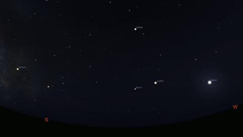 Von einem perfekt dunklen Standort aus zeigt sich der Himmel heute Abend mit Mondsichel, Planeten und vielen Sternen.
