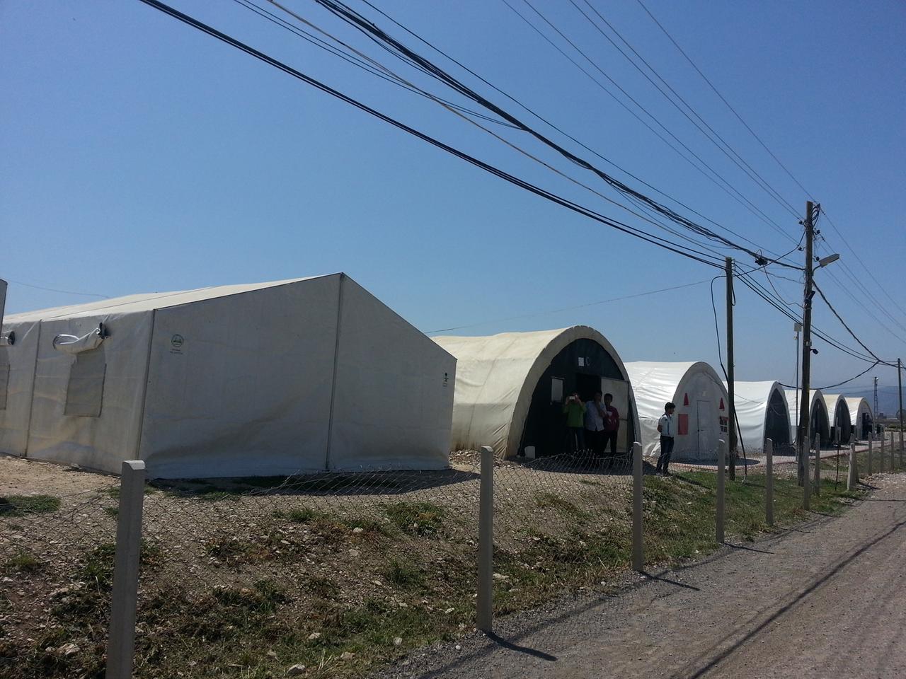 Zelte im Flüchtlingslager Kahramanmaras. Man sieht weiße Kunststoffzelte.