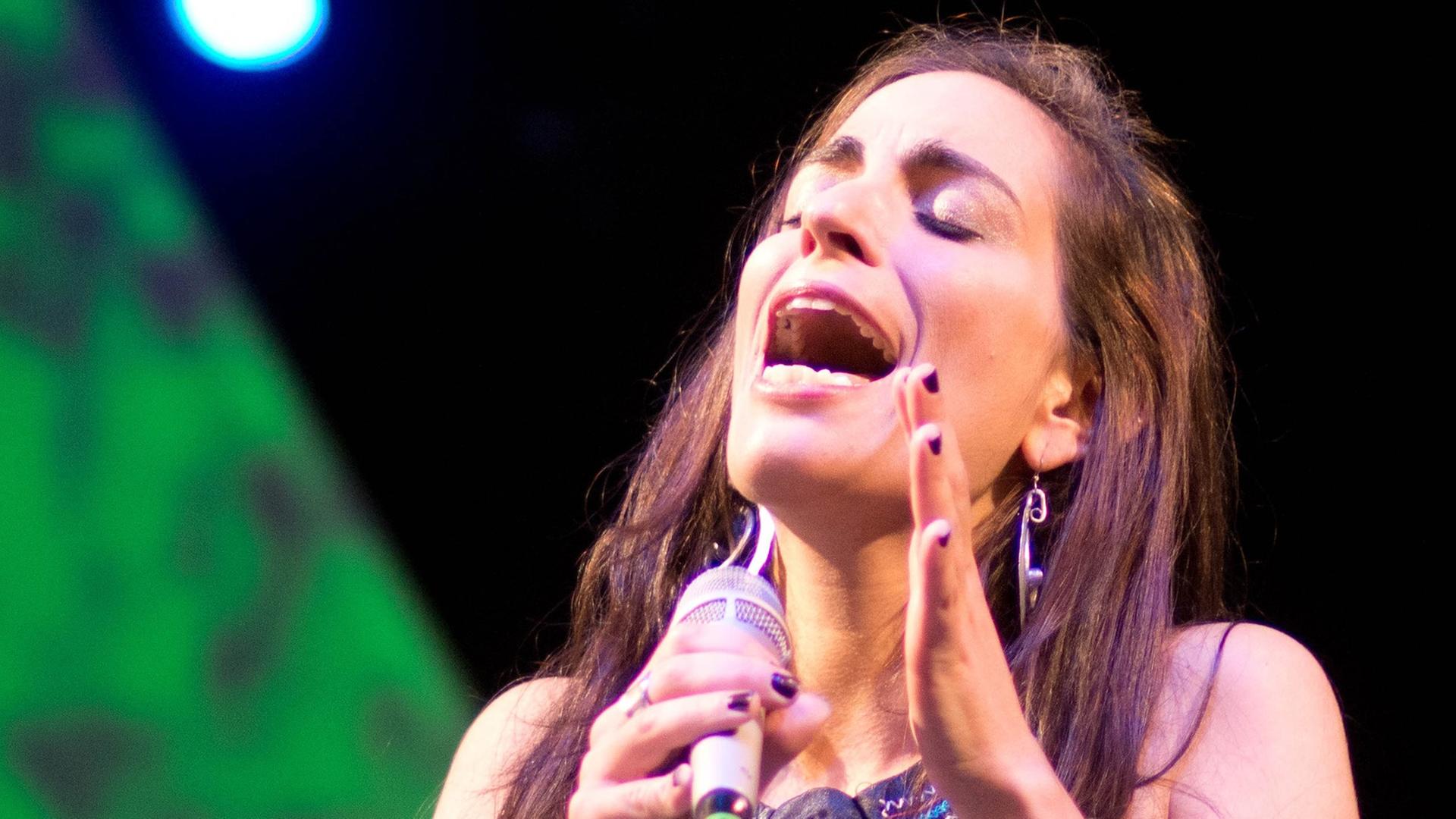 Die US-amerikanische Sängerin Sofia Rei singt am 17.05.2013 auf dem Moers Festvial in Moers beim "Song Project" des US-Komponisten John Zorn.