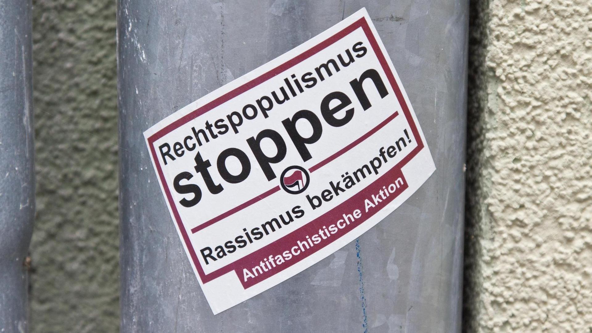 Ein Aufkleber, "Rechtspopulismus stoppen, Rassismus bekämpfen! Antifaschistische Aktion".