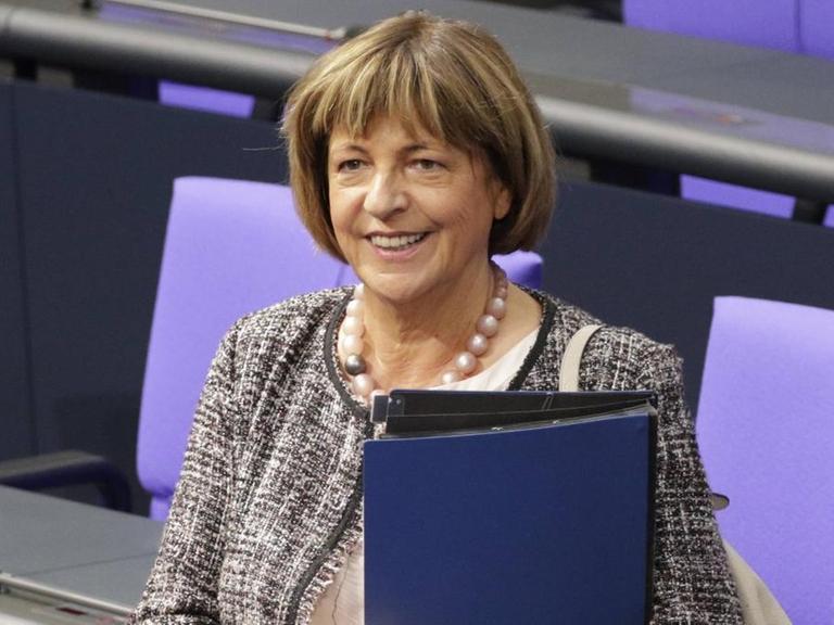 Ulla Schmidt (SPD) vor leeren Stühlen im Bundestag