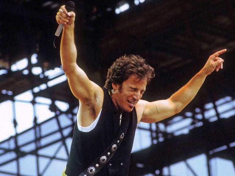 Bruce Springsteen während seines Konzerts auf der Radrennbahn Berlin-Weißensee am 19.7.1988.