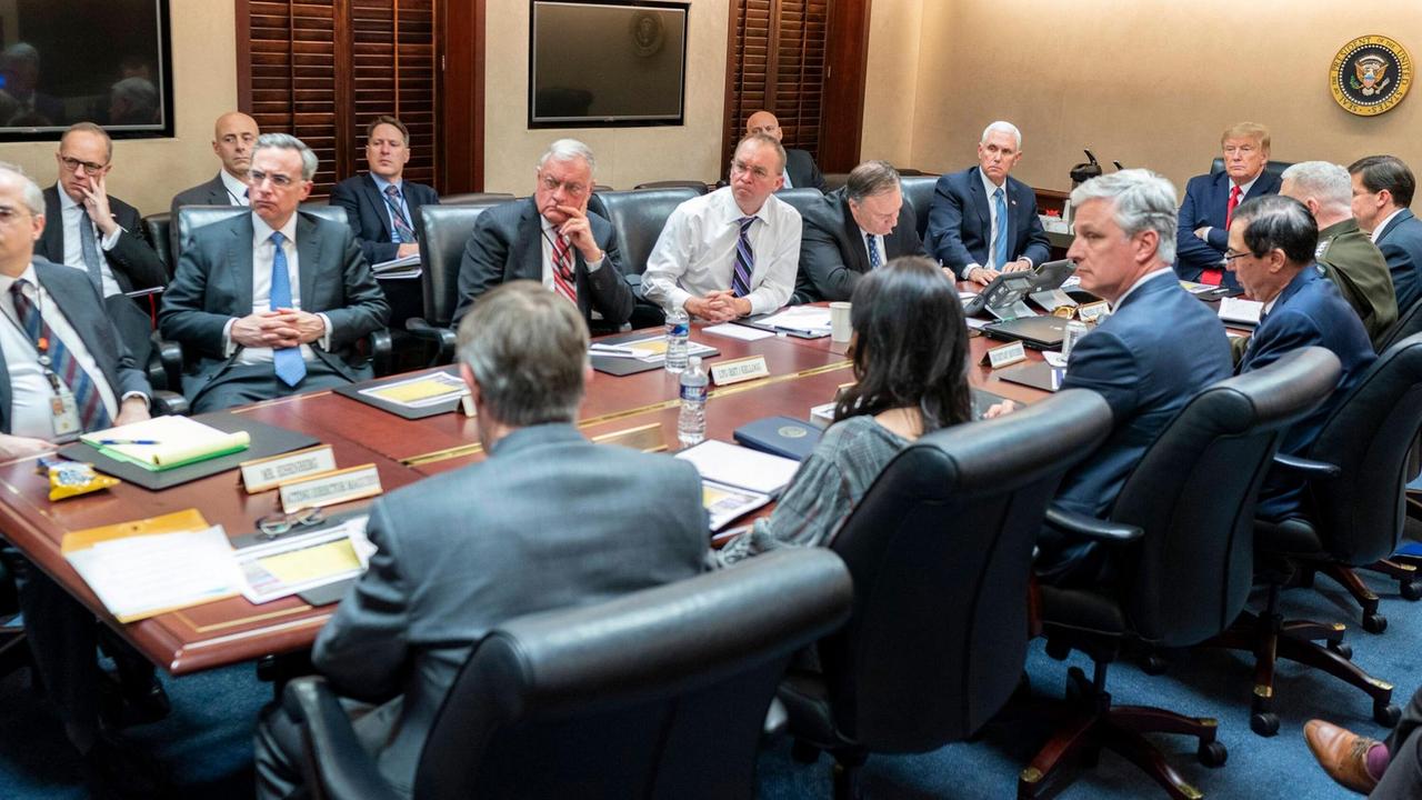 US-Präsident Doland Trump (r) mit seinen Sicherheitsteam am 7. Januar im abhörsicheren sogenannten Situation Room im Weißen Haus. Mehrere Männer und eine Frau sitzen an einem Tisch.
