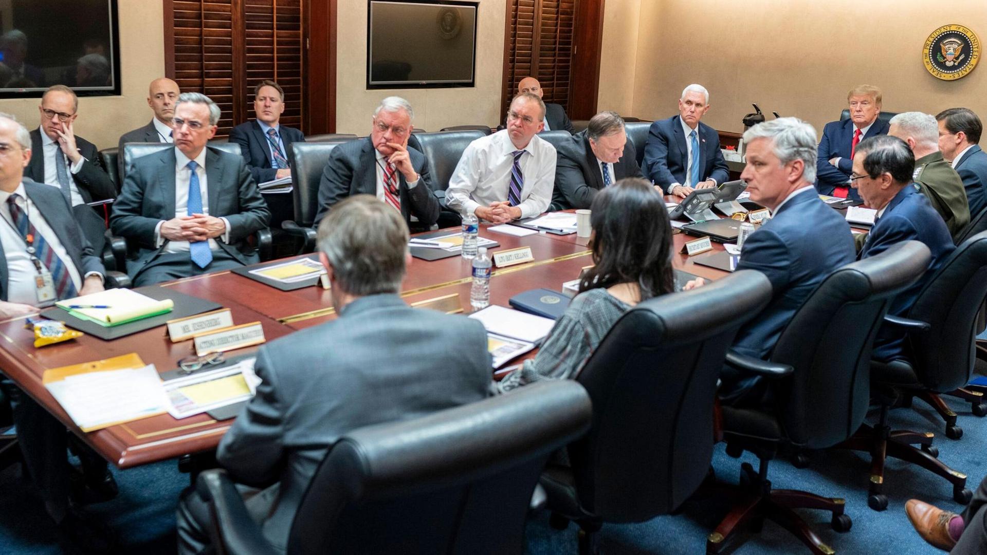 US-Präsident Doland Trump (r) mit seinen Sicherheitsteam am 7. Januar im abhörsicheren sogenannten Situation Room im Weißen Haus. Mehrere Männer und eine Frau sitzen an einem Tisch.