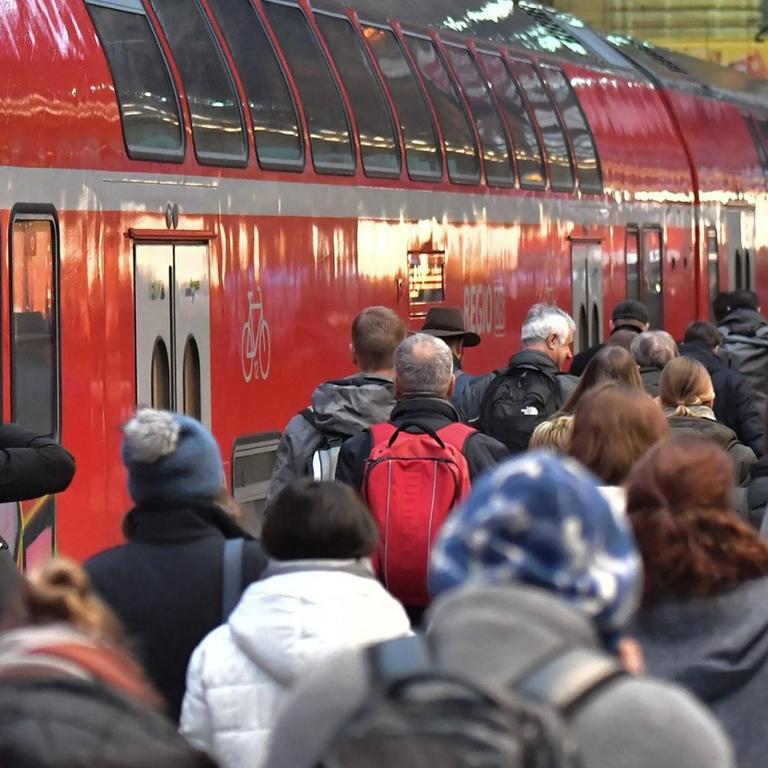 Zahlreiche Menschen verlassen einen Zug der Deutschen Bahn