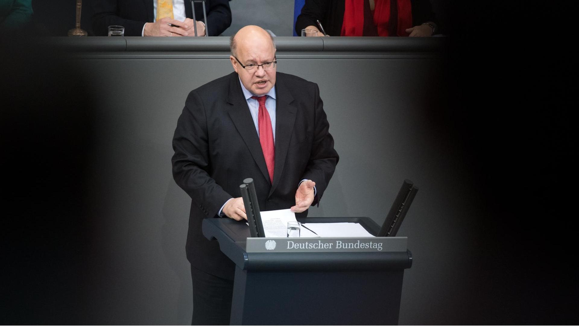 Peter Altmaier (CDU), Chef des Bundeskanzleramtes, spricht bei der Debatte über die Deutsche Nachhaltigkeitsstrategie der Bundesregierung im Plenum des Deutschen Bundestages.