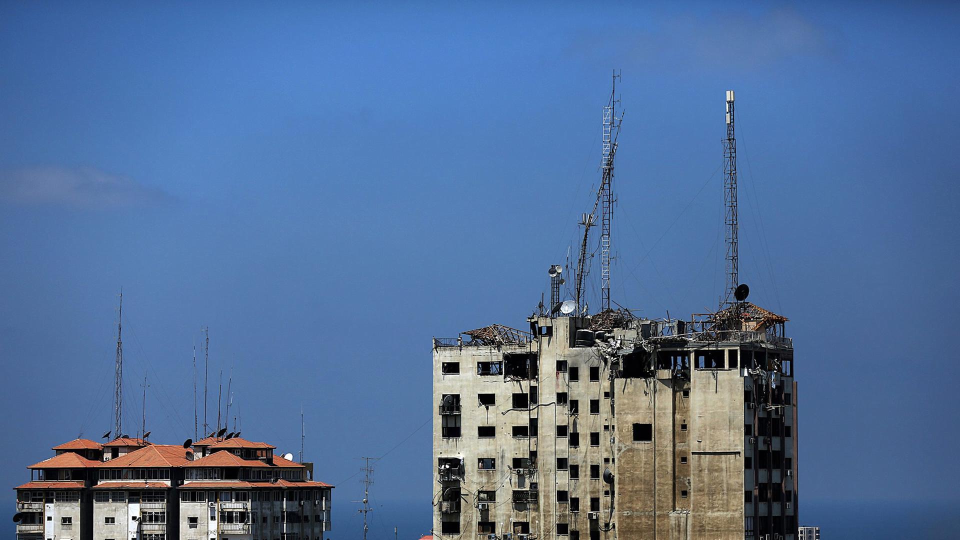 Antennen und Sendemasten ragen aus dem zerstörten Al-Aqsa-TV-Zentrum der Hamas nach einem israelischen Luftangriff auf Gaza-Stadt am 29.07.2014.