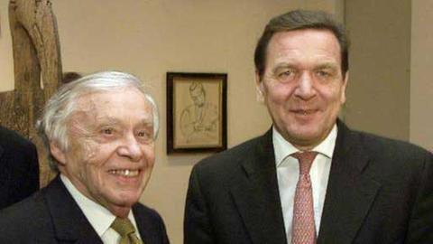 Der im Jahr 2007 verstorbene Heinz Berggruen mit Ex-Bundeskanzler Gerhard Schröder (SPD).