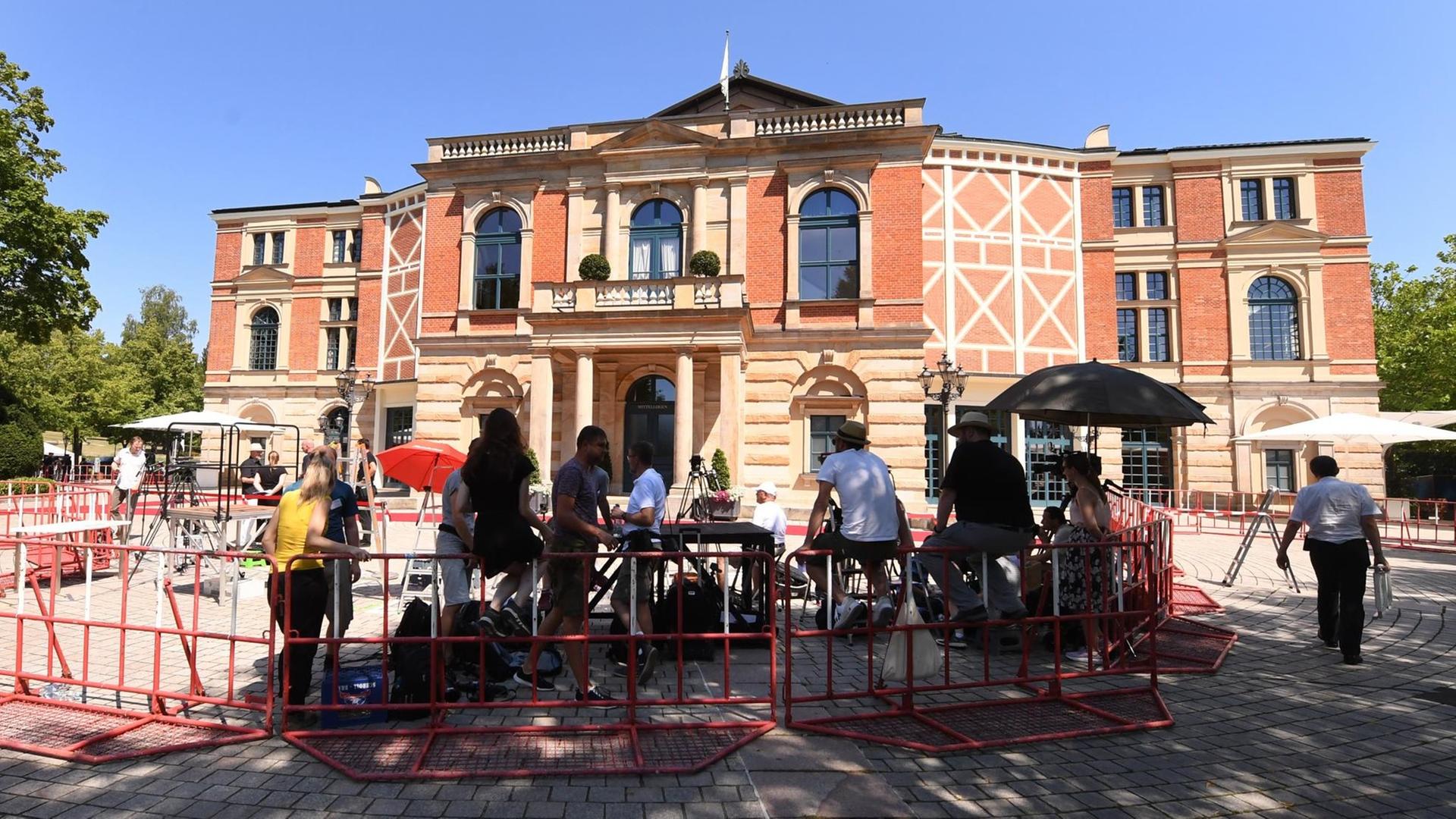 Journalisten warten vor Beginn der Bayreuther Festspiele 2019 vor dem Festspielhaus.