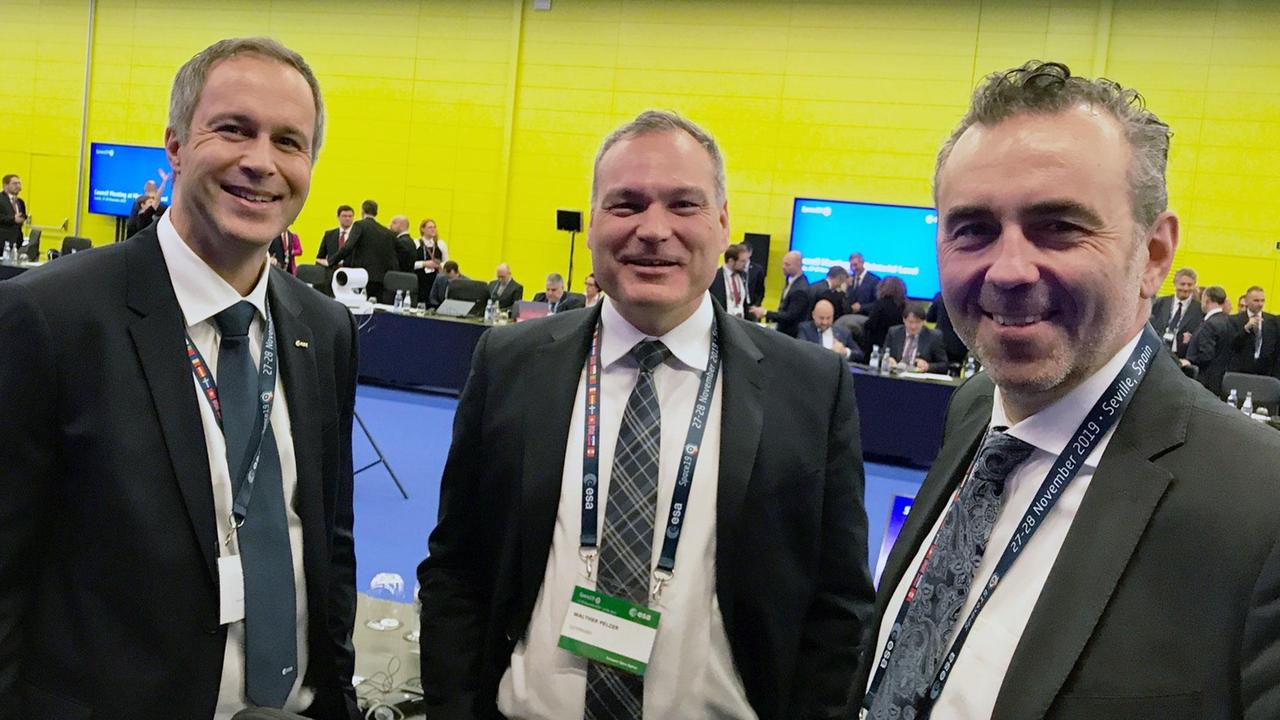 Walther Pelzer (DLR, Mitte), Thomas Jarzombek (Koordinator Luft- und Raumfahrt, rechts) und Daniel Neuenschwander, ESA-Direktor für Weltraumtransport (DLR) während eines Gesprächs am Rande der Ministerratstagung in Sevilla