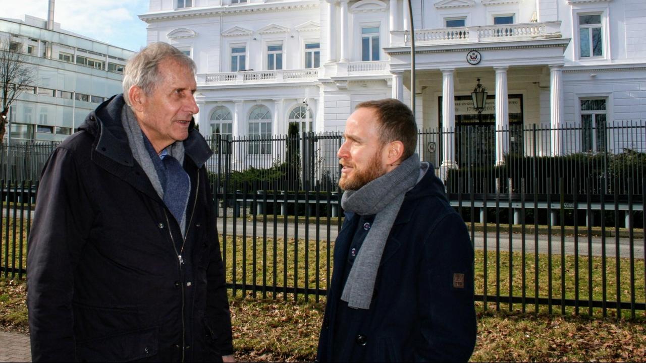 Ulrich Wickert und Olaf Kosert vor dem US-Konsulat