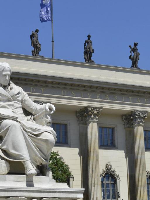 Statue von Wilhelm von Humboldt vor der Humboldt-Universität zu Berlin.