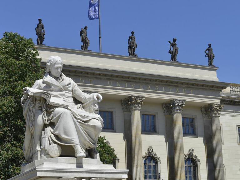 Statue von Wilhelm von Humboldt vor der Humboldt-Universität zu Berlin.