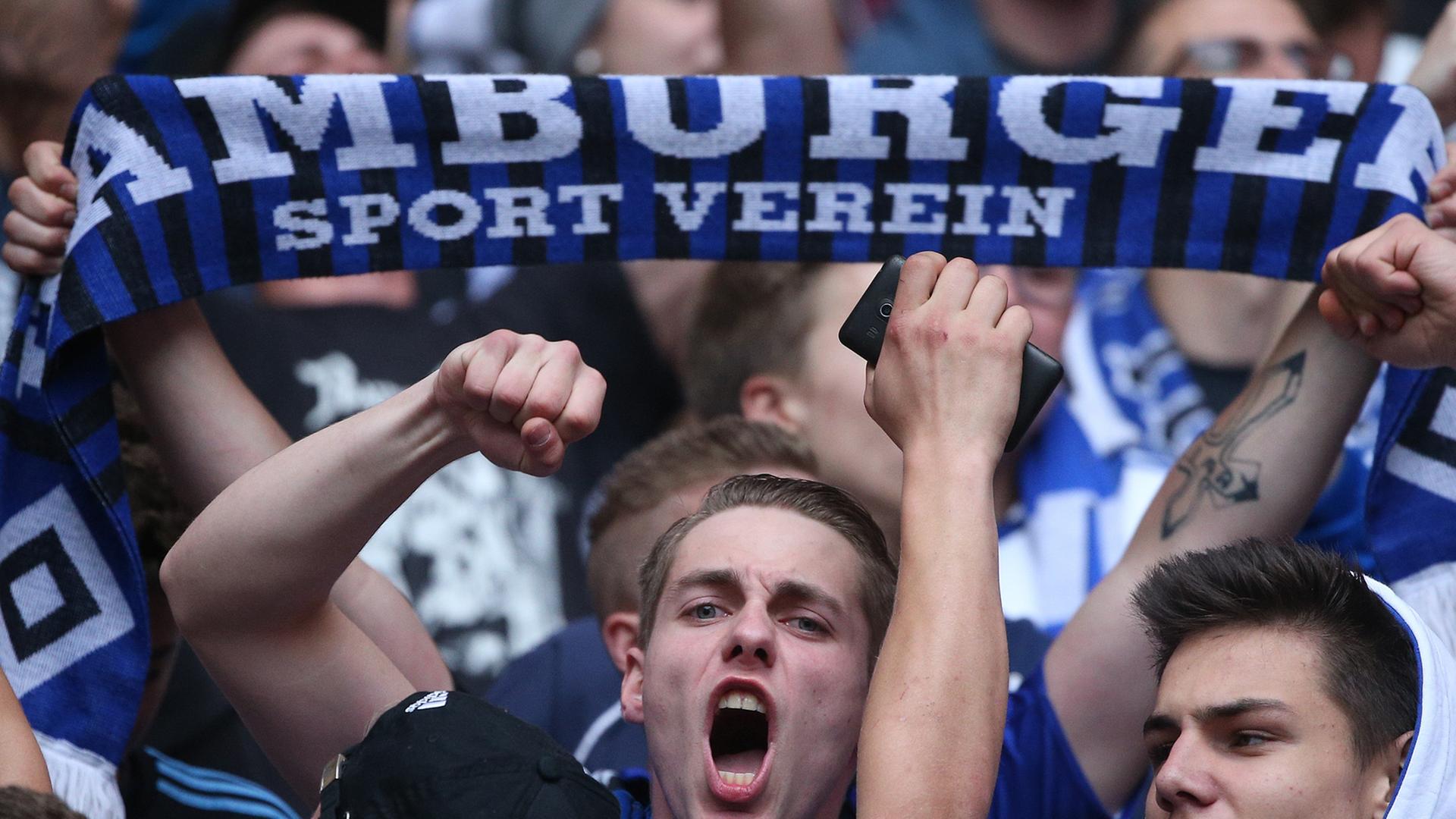 HSV-Fans jubeln nach dem Klassenerhalt