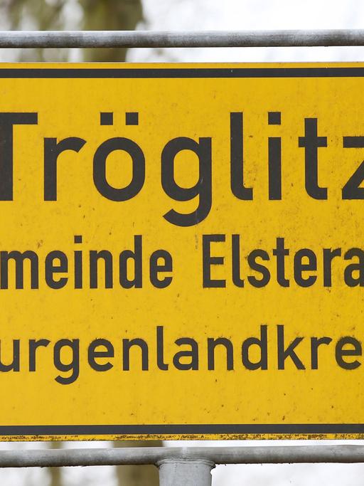 Das Foto Das Ortsschild von Tröglitz (Sachsen-Anhalt).