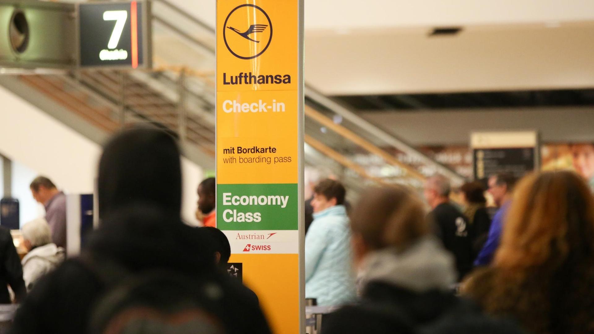 7. November 2019 - Streik der Flugbegleiter nach Aufruf der Gewerkschaft UFO. Wartende am Flughafen am Lufthansa-Check-in.