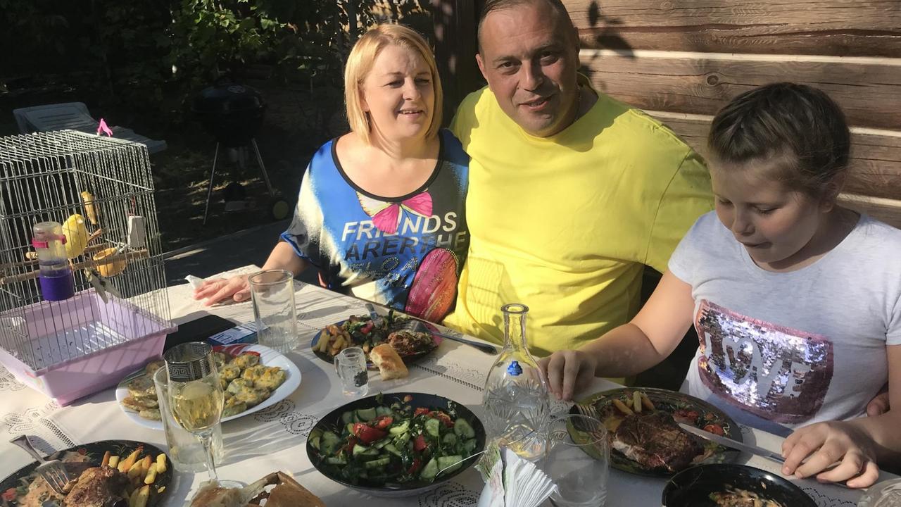 Lilija, Aleksandr und Vasilisa beim Essen vor ihrer Datscha in Taganrog nahe der ukrainischen Grenze
