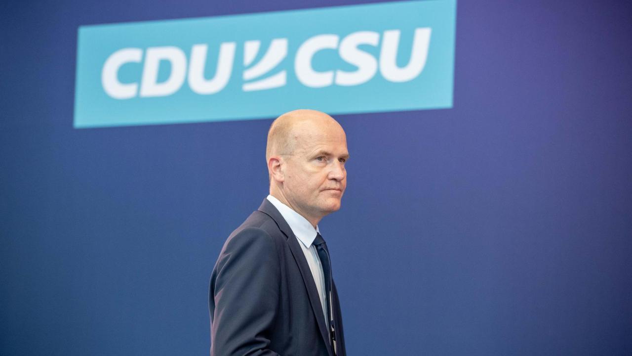 Berlin: Ralph Brinkhaus (CDU) schaut ernst.