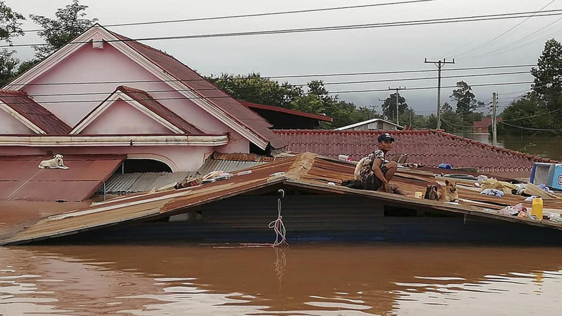 Ein überflutetes Haus. Man sieht nur noch das Dach. 