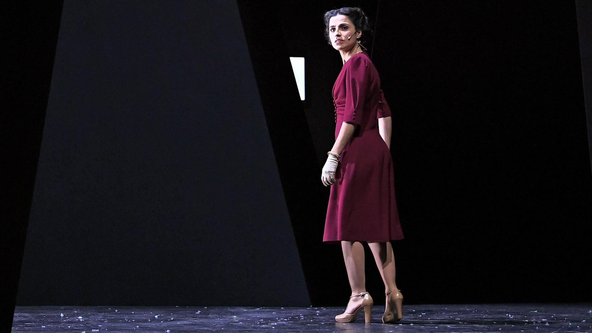 Die Schauspielerin Sesede Terziyan (als Elisabeth) steht am 10.01.2018 in Berlin bei der Fotoprobe zu dem Stück "Glaube Liebe Hoffnung" im Maxim Gorki Theater auf der Bühne.