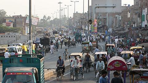 BDichter Verkehr herrscht am 15.10.2012 auf einer Straße im Slum Shastri Park am Fluß Yamuna im Osten von Delhi.