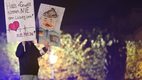 Der Teilnehmer einer Demonstration gegen Pegida hält am 19.10.2015 in Dresden (Sachsen) ein Plakat mit der Aufschrift «Herz statt Hetze».
