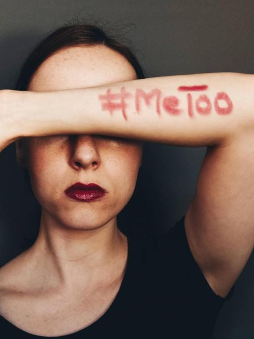  Eine Frau hat sich einen #MeToo-Schriftzug auf den Unterarm geschrieben. 