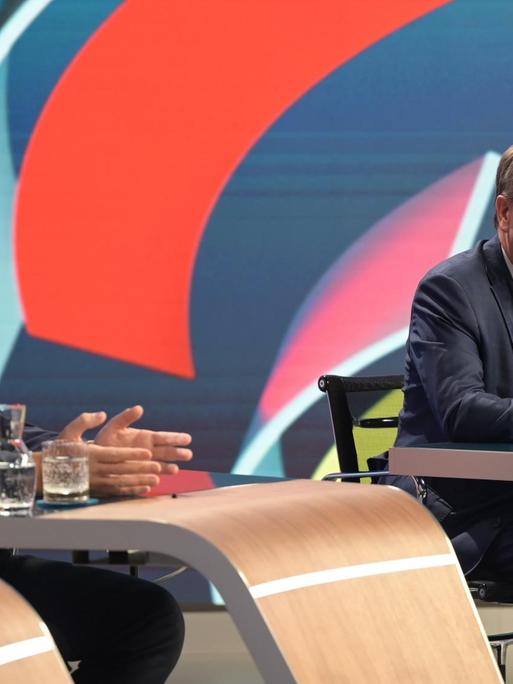 Armin Laschet (CDU, r), Kanzlerkandidat der Union, und CSU-Chef Markus Söder sitzen in einem Wahlstudio des ZDF bei der "Berliner Runde" zur Bundestagswahl.