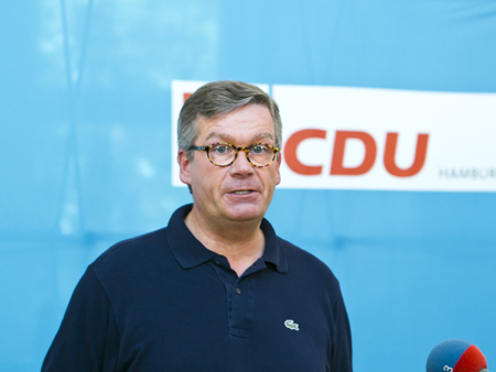 Frank Schira, Landesvorsitzender der CDU Hamburg, gibt am Sonntag (05.06.2011) in Hamburg auf einer Pressekonferenz bekannt, dass in einer Mitgliederbefragung Marcus Weinberg zum designierten Parteivorsitzenden gewählt wurde.