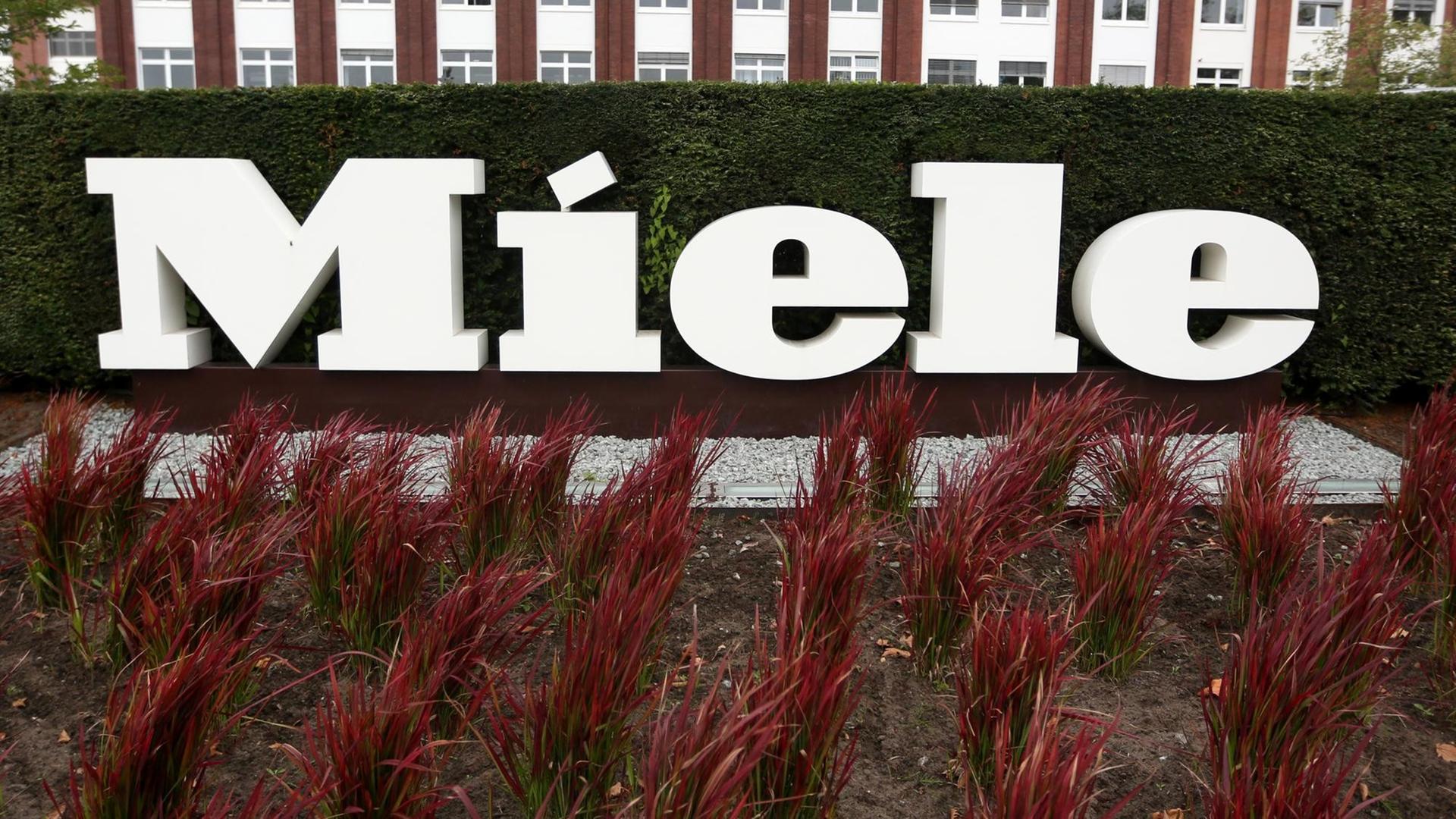 Das Foto zeigt das Logo "Miele" am Hauptsitz in Gütersloh. Das Foto zeigt das Logo "Miele" am Hauptsitz in Gütersloh.