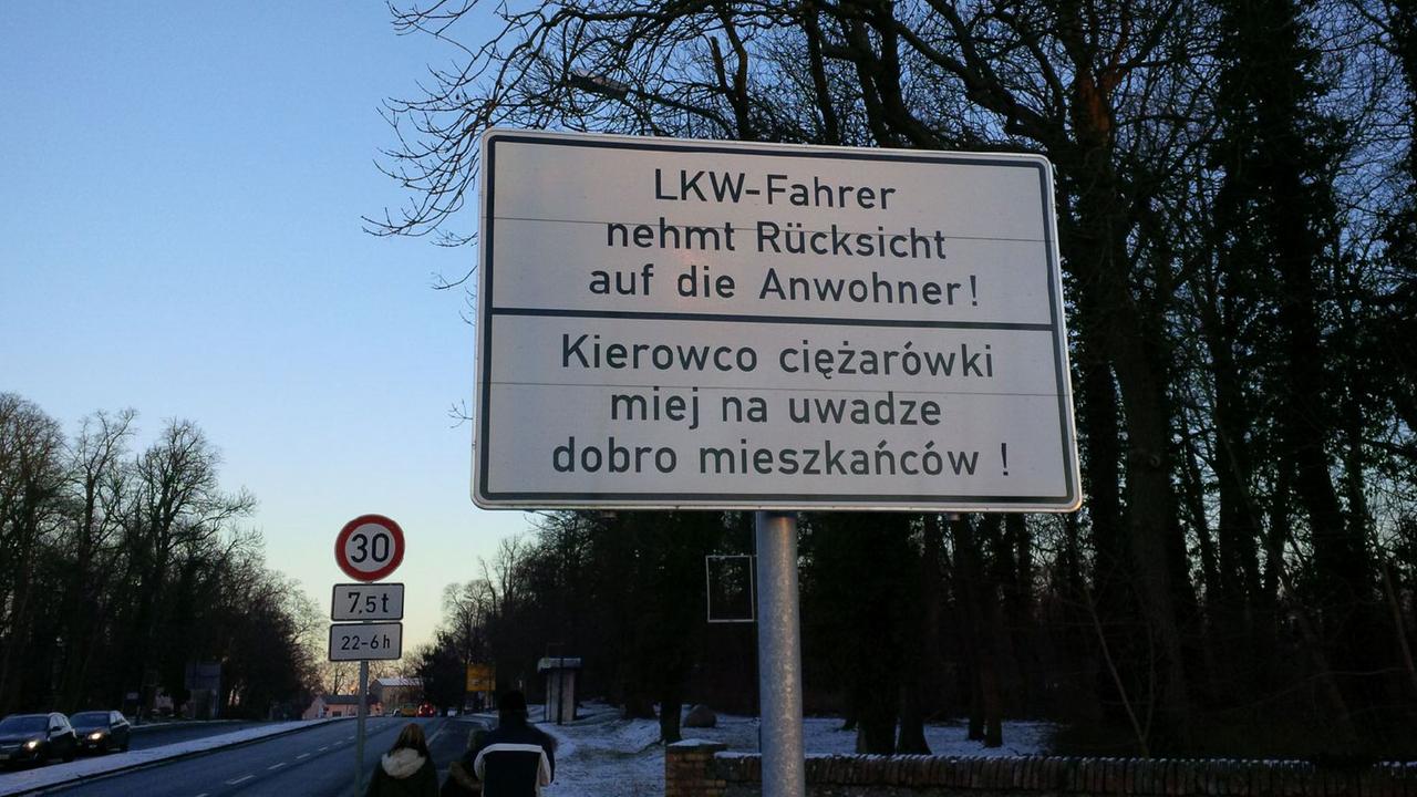 Hinweisschild an der B 104 in Pasewalk aufgenommen, ca. 20 km vor der dt.-poln. Grenze