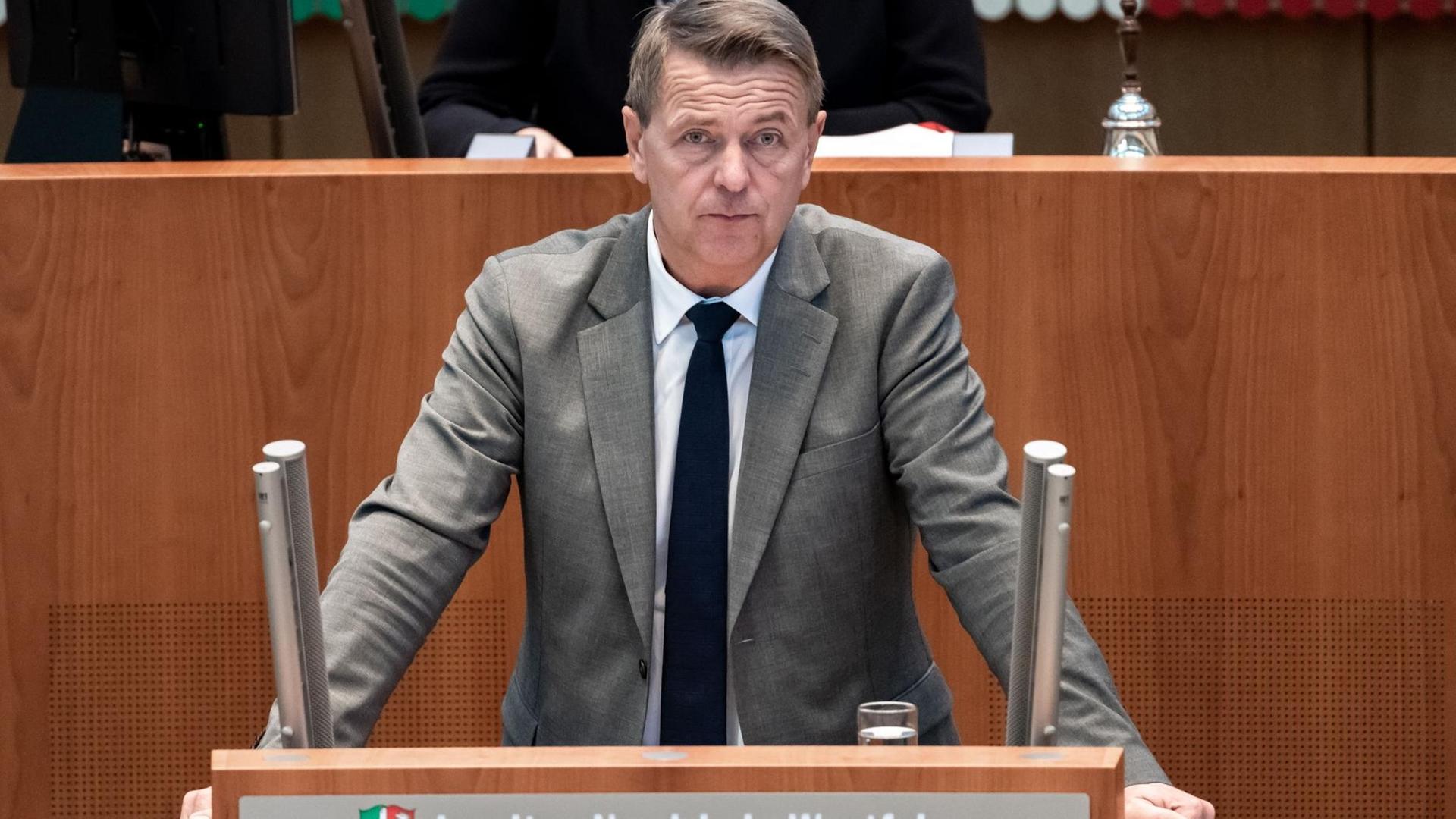 Christoph Rasche (FDP) spricht zu den Abgeordneten im nordrhein-westfälischen Landtag