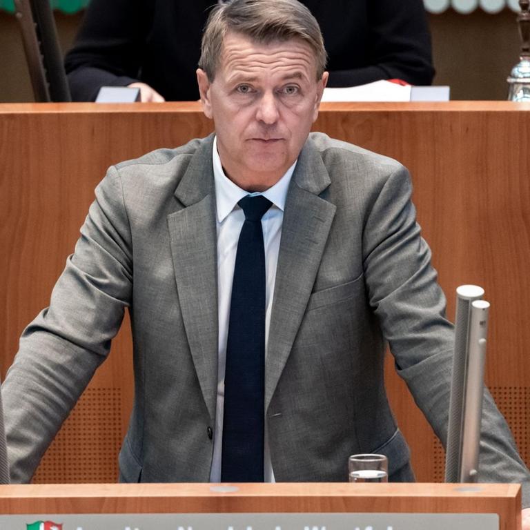 Christoph Rasche (FDP) spricht zu den Abgeordneten im nordrhein-westfälischen Landtag