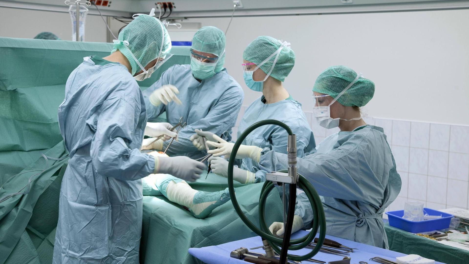 Operation im Krankenhaus: Ein Operationsteam arbeitet an einer Operation am Knie eines Patienten.