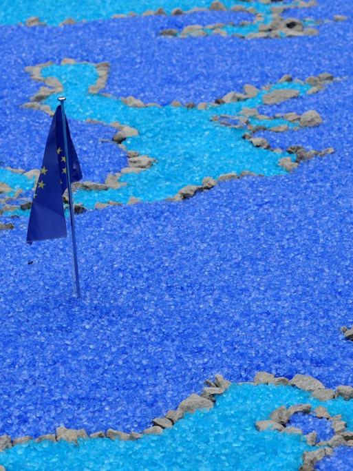 Eine Europa-Flagge steckt auf der Blumenschau "Chrysanthema" in Lahr inmitten einer Europakarte.