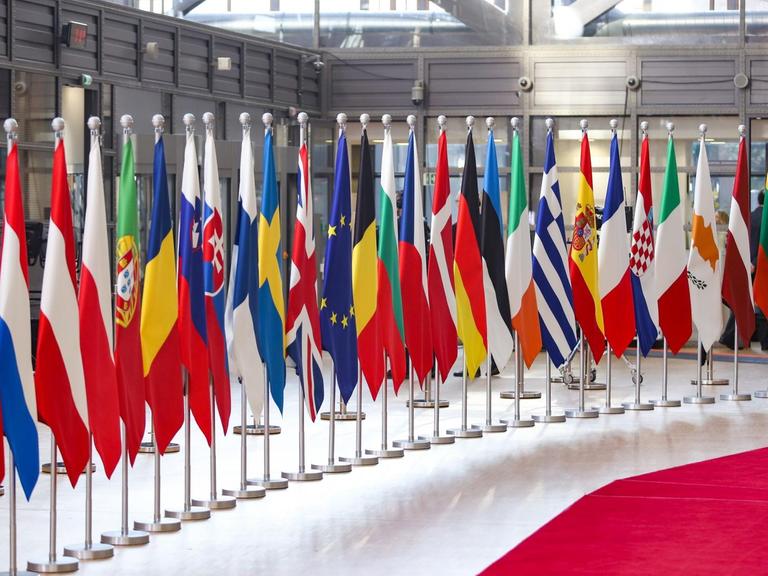 Die Fahnen der 28 EU-Staaten im Gebäude der Europäischen Kommission in Brüssel