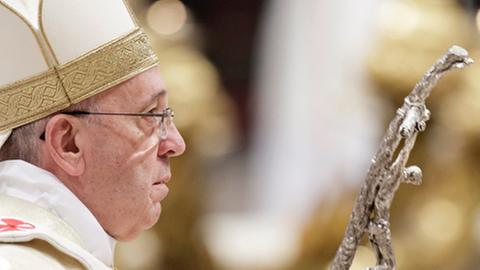 Papst Franziskus mit Kruzifix